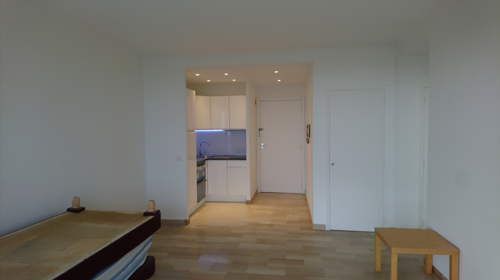 Esempio di un soggiorno design di medie dimensioni e aperto con pareti bianche, pavimento con piastrelle in ceramica e pavimento marrone
