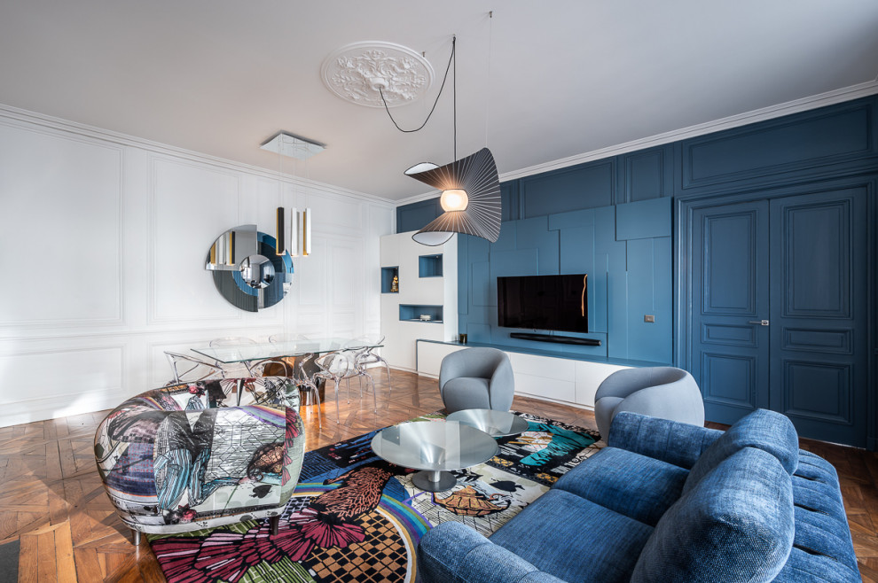 Großes, Offenes Modernes Wohnzimmer mit weißer Wandfarbe, Multimediawand und braunem Boden in Lyon