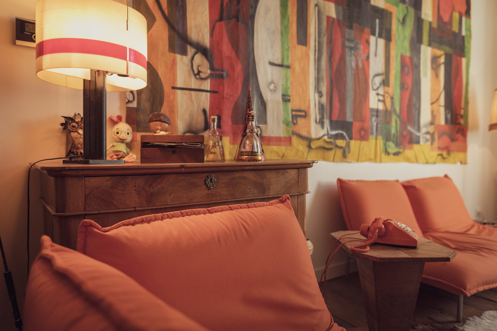 レンヌにある低価格の中くらいなコンテンポラリースタイルのおしゃれな独立型リビング (白い壁、無垢フローリング、茶色い床、暖炉なし) の写真