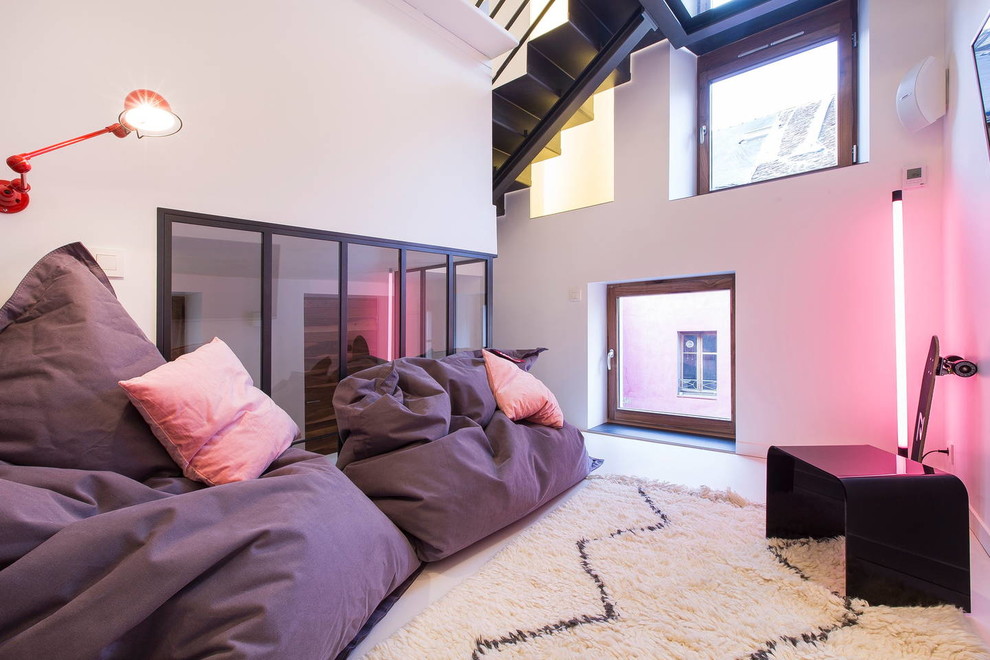 Idéer för att renovera ett mellanstort funkis separat vardagsrum, med vita väggar och en väggmonterad TV