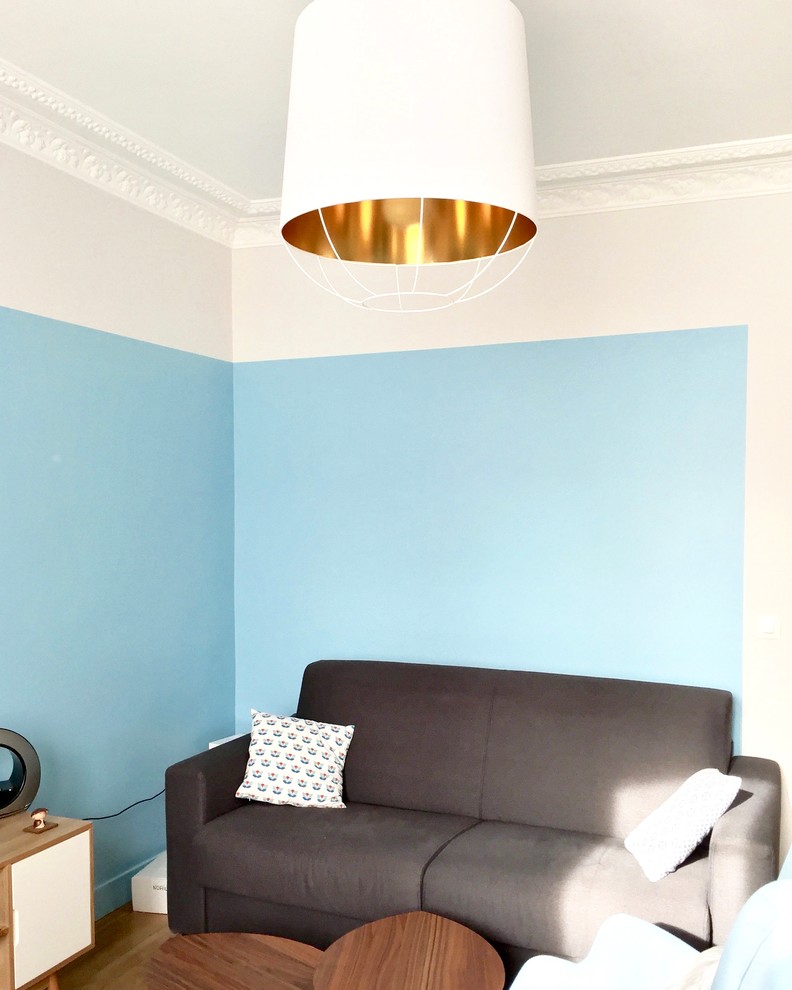Idee per un piccolo soggiorno nordico chiuso con pareti blu, parquet chiaro e pavimento marrone