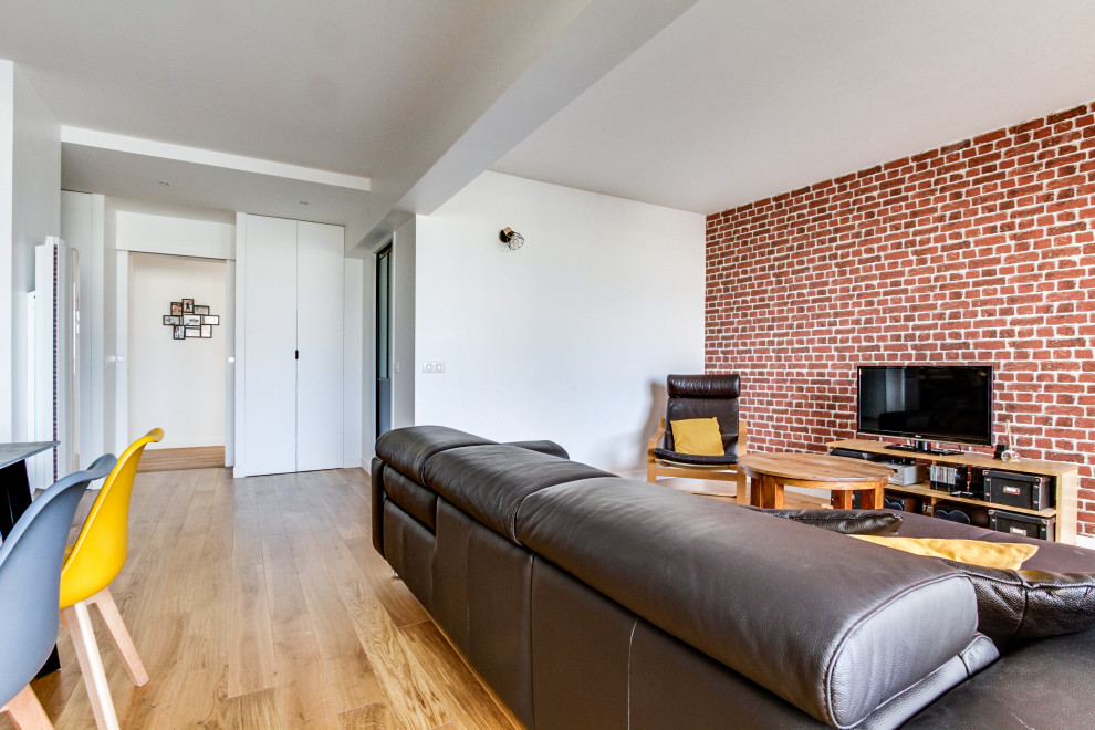 Свежая идея для дизайна: большая открытая гостиная комната в скандинавском стиле с красными стенами и светлым паркетным полом - отличное фото интерьера