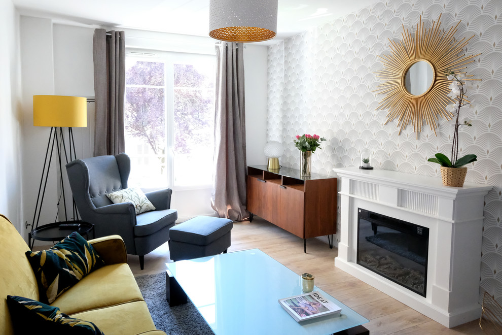 На фото: открытая гостиная комната среднего размера в современном стиле с серыми стенами, светлым паркетным полом, стандартным камином и фасадом камина из дерева без телевизора с