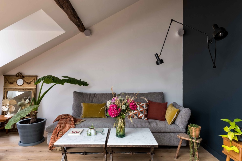 Exemple d'un salon tendance de taille moyenne et ouvert avec un mur bleu, parquet clair, un téléviseur indépendant et un sol beige.