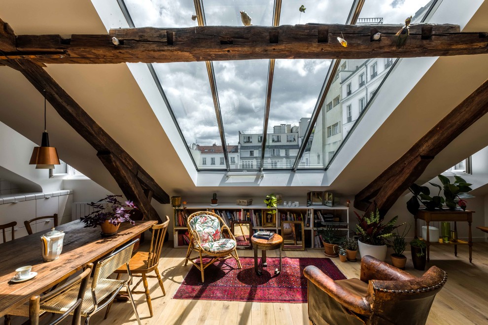 Mittelgroßes, Offenes Modernes Wohnzimmer ohne Kamin mit weißer Wandfarbe, hellem Holzboden, freistehendem TV und beigem Boden in Paris