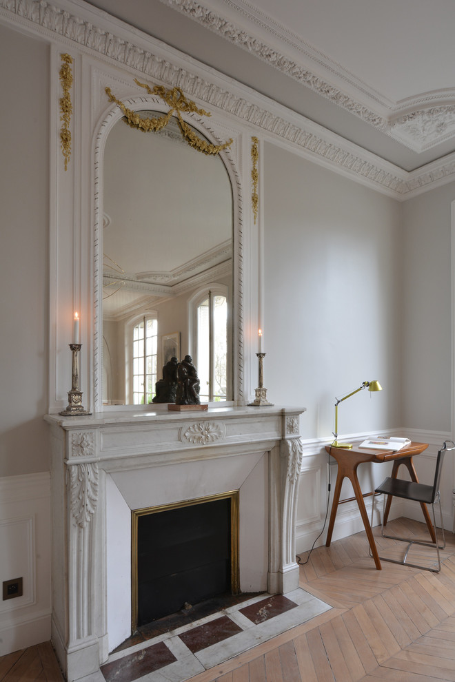 Réalisation d'un grand salon design ouvert avec un mur blanc, parquet clair, une cheminée standard, un téléviseur fixé au mur et un sol marron.