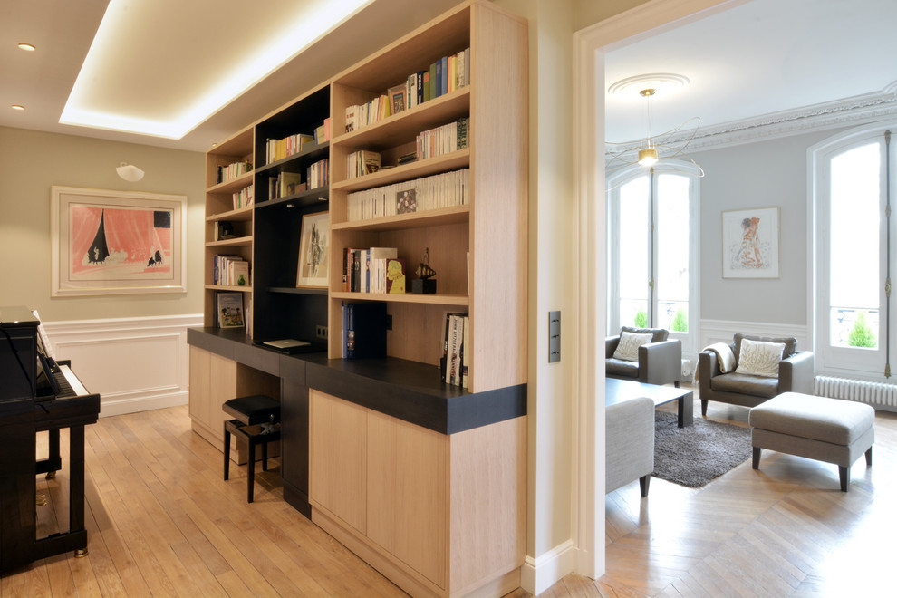 Idée de décoration pour un grand salon design ouvert avec un mur blanc, parquet clair, une cheminée standard, un téléviseur fixé au mur et un sol marron.
