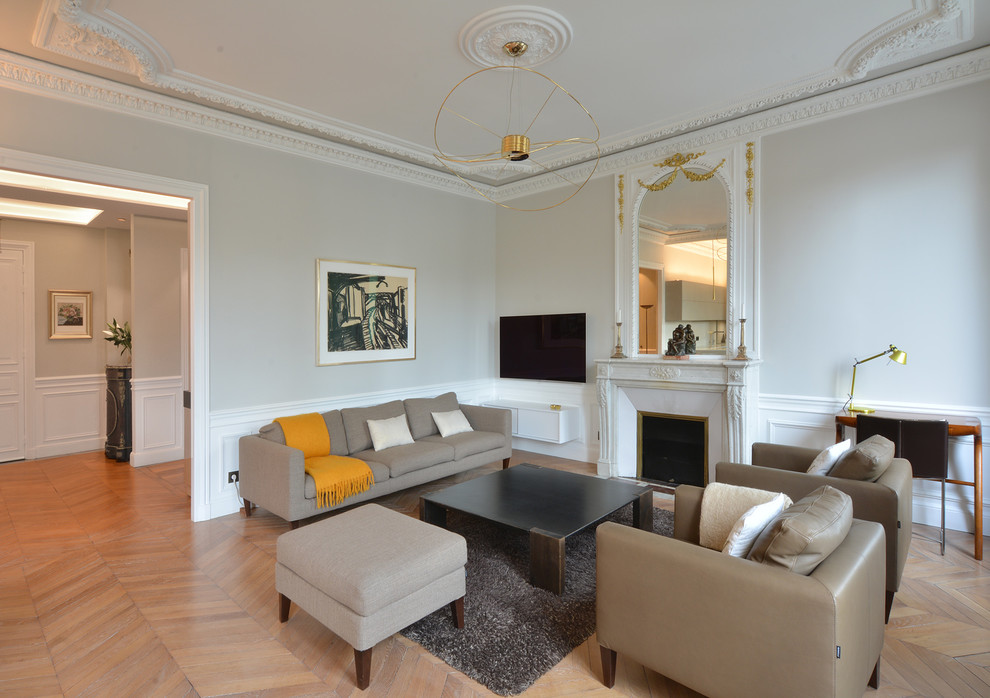 Cette photo montre un grand salon tendance ouvert avec un mur blanc, parquet clair, une cheminée standard, un téléviseur fixé au mur et un sol marron.