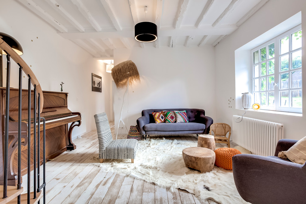 Großes, Fernseherloses, Offenes Landhaus Wohnzimmer ohne Kamin mit weißer Wandfarbe, gebeiztem Holzboden und weißem Boden in Paris