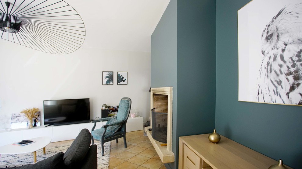 Idee per un soggiorno minimal di medie dimensioni e aperto con pareti bianche, pavimento in terracotta, camino classico e TV autoportante