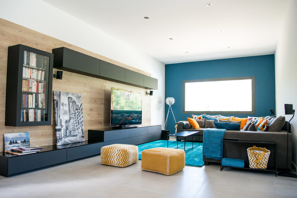 Exemple d'un salon tendance de taille moyenne et ouvert avec un mur bleu, un sol en carrelage de céramique, un téléviseur indépendant et un sol beige.