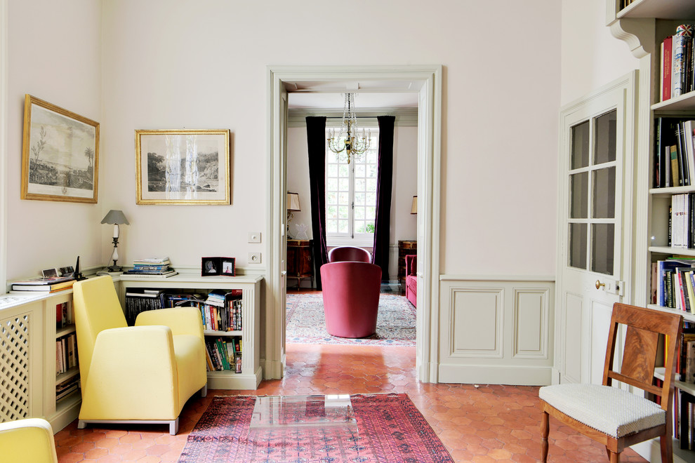 На фото: открытая гостиная комната среднего размера в скандинавском стиле с белыми стенами, полом из терракотовой плитки и оранжевым полом с