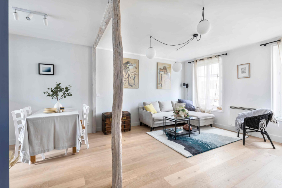 Aménagement d'un salon scandinave de taille moyenne et ouvert avec aucune cheminée, un sol beige, un mur blanc et parquet clair.