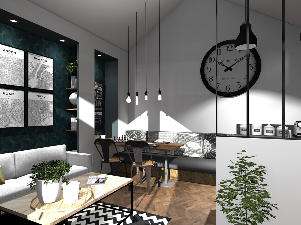 Kleines, Offenes Klassisches Wohnzimmer ohne Kamin mit weißer Wandfarbe, Linoleum, TV-Wand und braunem Boden in Grenoble