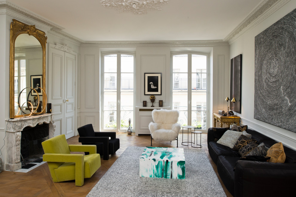 Esempio di un soggiorno design chiuso con pareti bianche, pavimento in legno massello medio, camino classico, pavimento marrone e pannellatura
