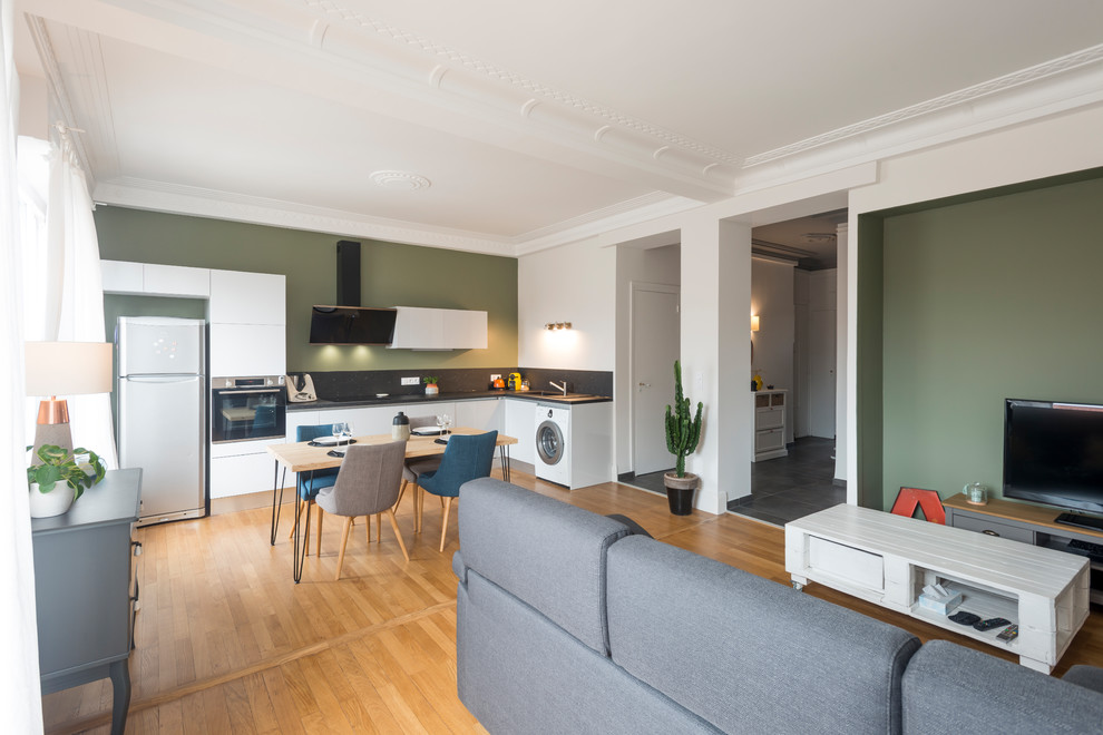 Aménagement d'un salon scandinave de taille moyenne et ouvert avec un mur vert, parquet clair et un téléviseur indépendant.
