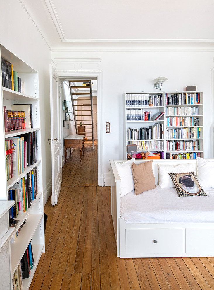 На фото: изолированная гостиная комната среднего размера в современном стиле с с книжными шкафами и полками, белыми стенами и паркетным полом среднего тона без камина, телевизора