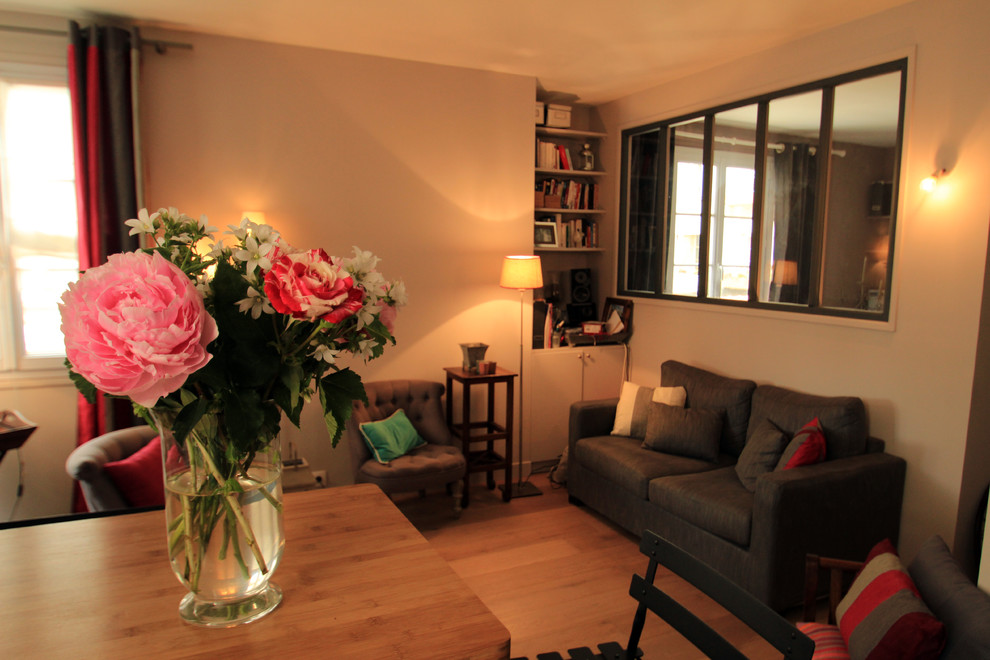 Elegant living room photo in Paris