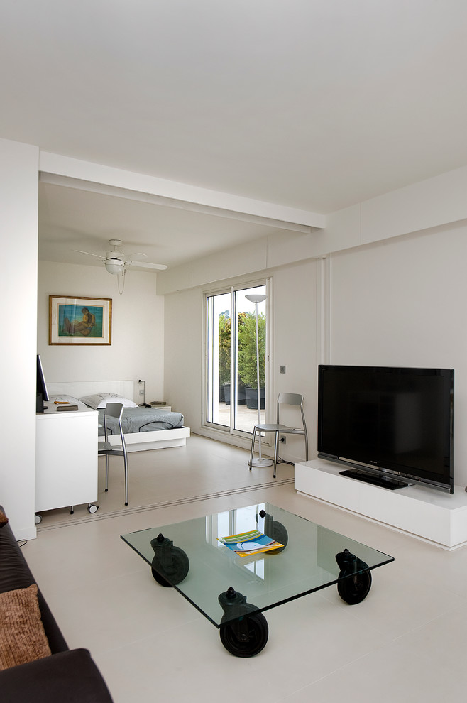 Immagine di un soggiorno design di medie dimensioni e aperto con pareti bianche, pavimento con piastrelle in ceramica, nessun camino e TV autoportante