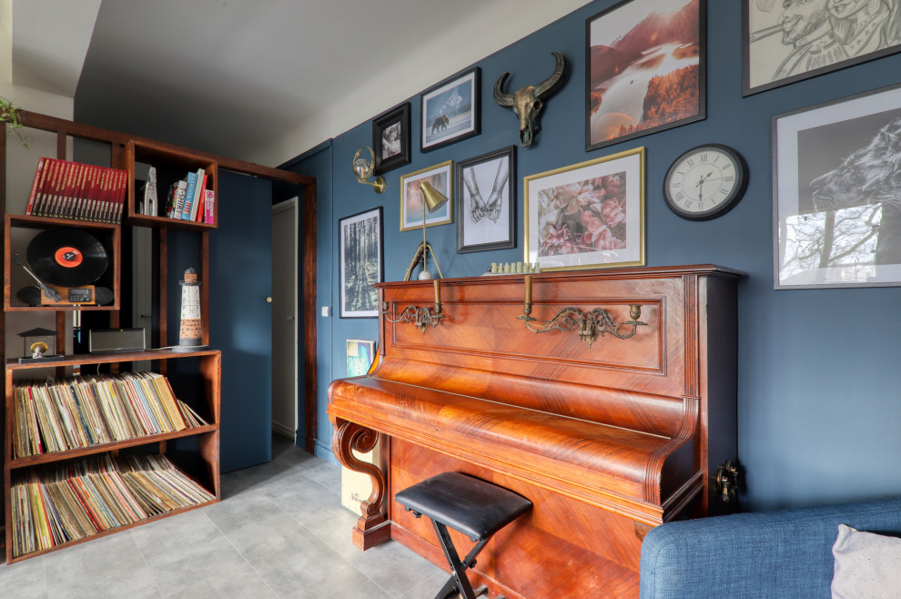 Diseño de salón con rincón musical ecléctico con paredes azules