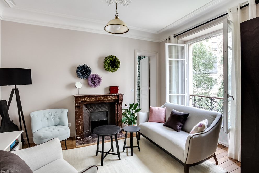 Mittelgroßes, Abgetrenntes Modernes Wohnzimmer mit beiger Wandfarbe, hellem Holzboden, Kamin und freistehendem TV in Paris