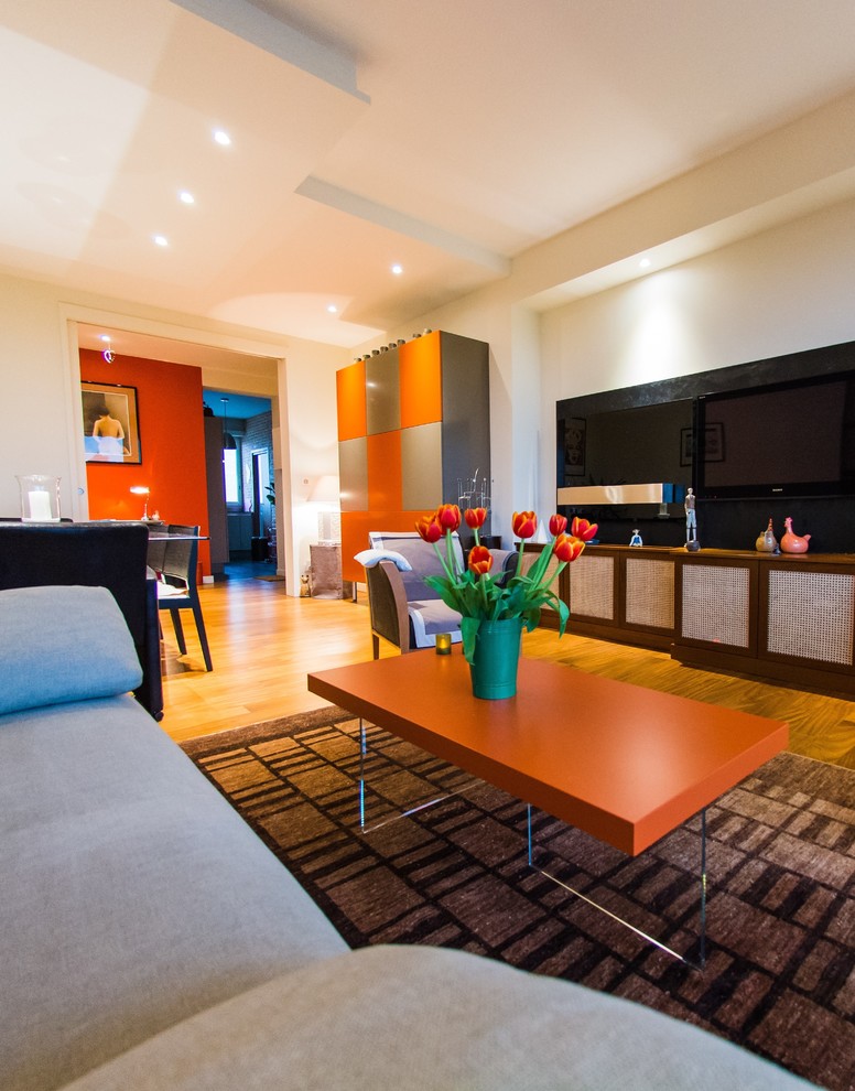 Источник вдохновения для домашнего уюта: гостиная комната в стиле модернизм с подвесным камином и скрытым телевизором