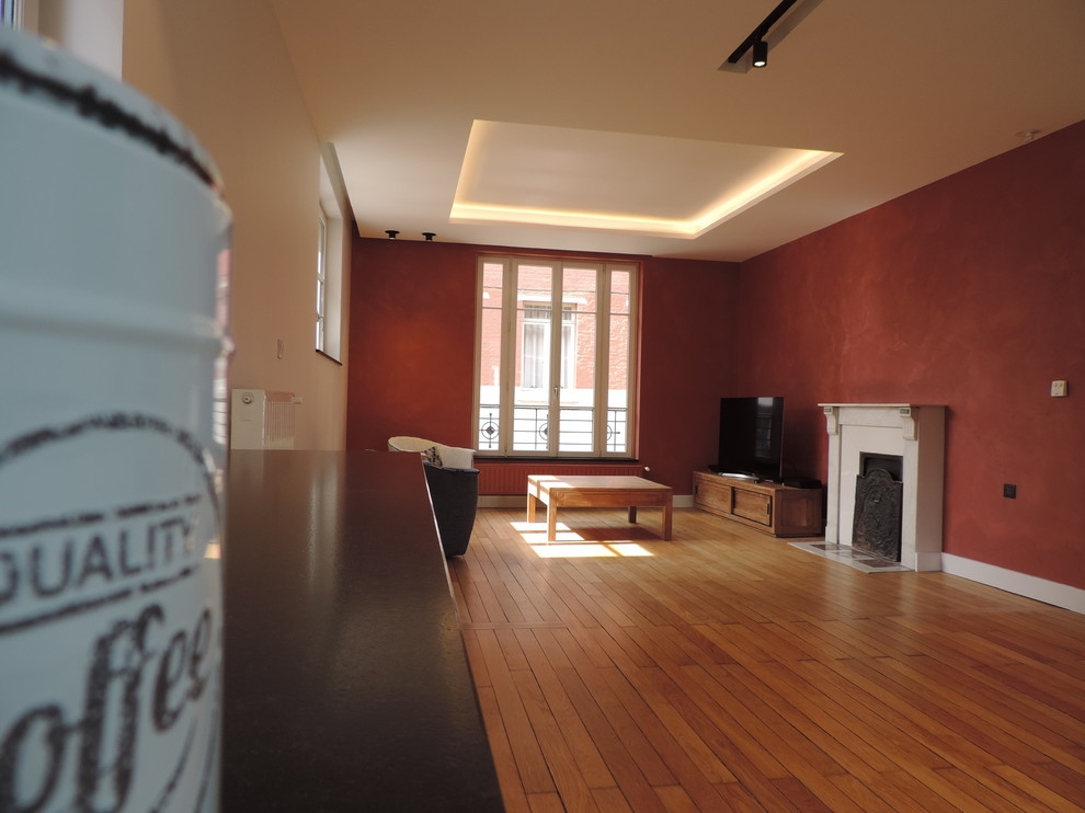 Exemple d'un salon moderne de taille moyenne et ouvert avec un mur rouge, parquet clair, une cheminée standard, un manteau de cheminée en pierre et un téléviseur indépendant.