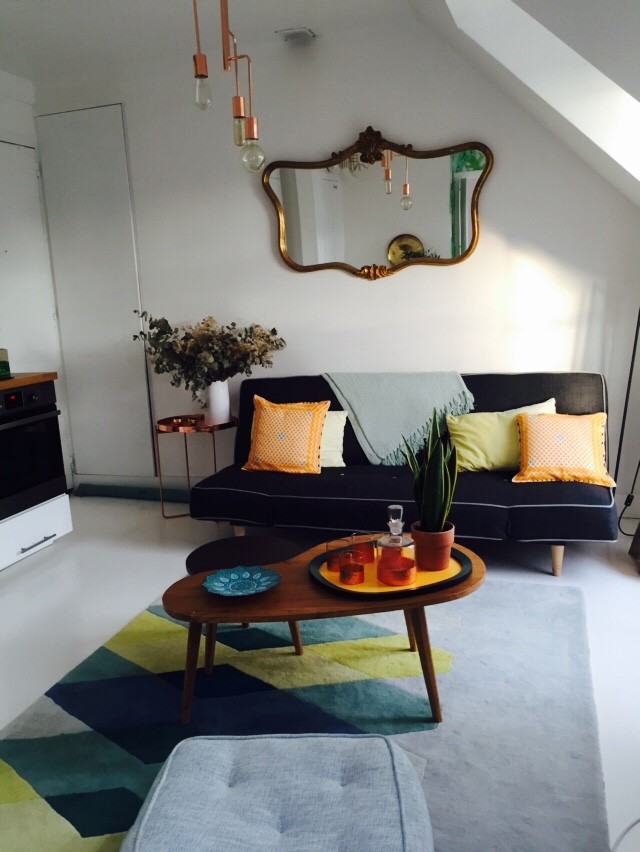 На фото: маленькая гостиная комната в современном стиле с белыми стенами, полом из линолеума и белым полом для на участке и в саду
