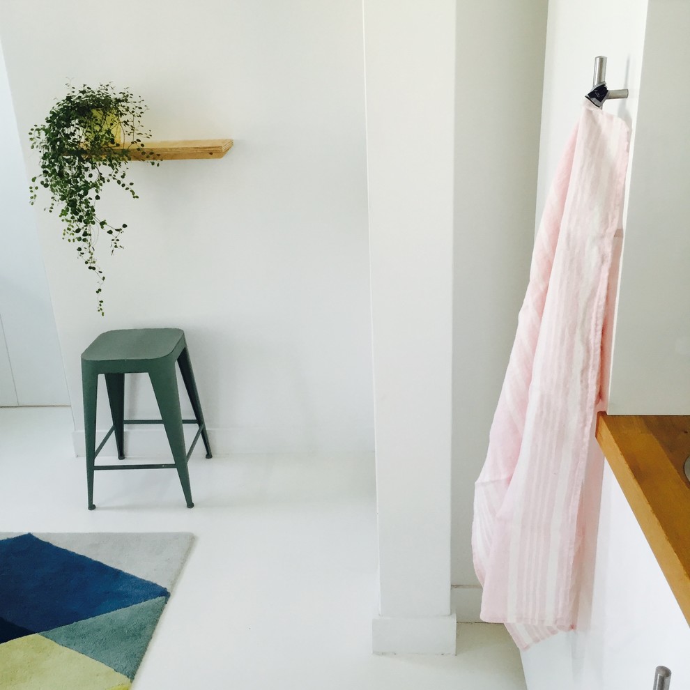 Стильный дизайн: маленькая гостиная комната в скандинавском стиле с белым полом и белыми стенами для на участке и в саду - последний тренд