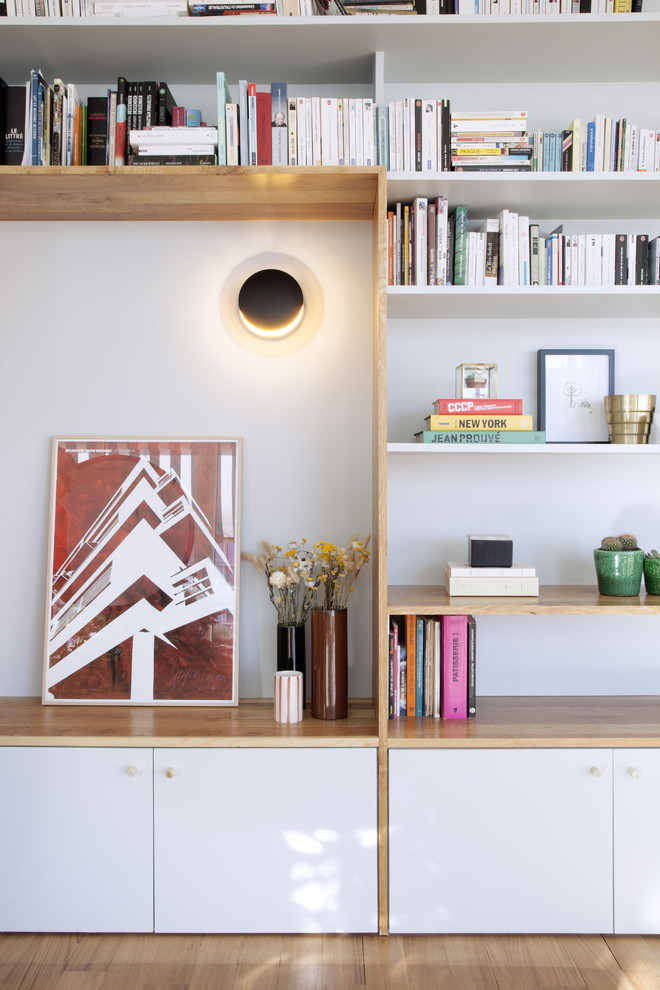 Свежая идея для дизайна: большая открытая гостиная комната в современном стиле с с книжными шкафами и полками, серыми стенами, светлым паркетным полом и коричневым полом без камина, телевизора - отличное фото интерьера