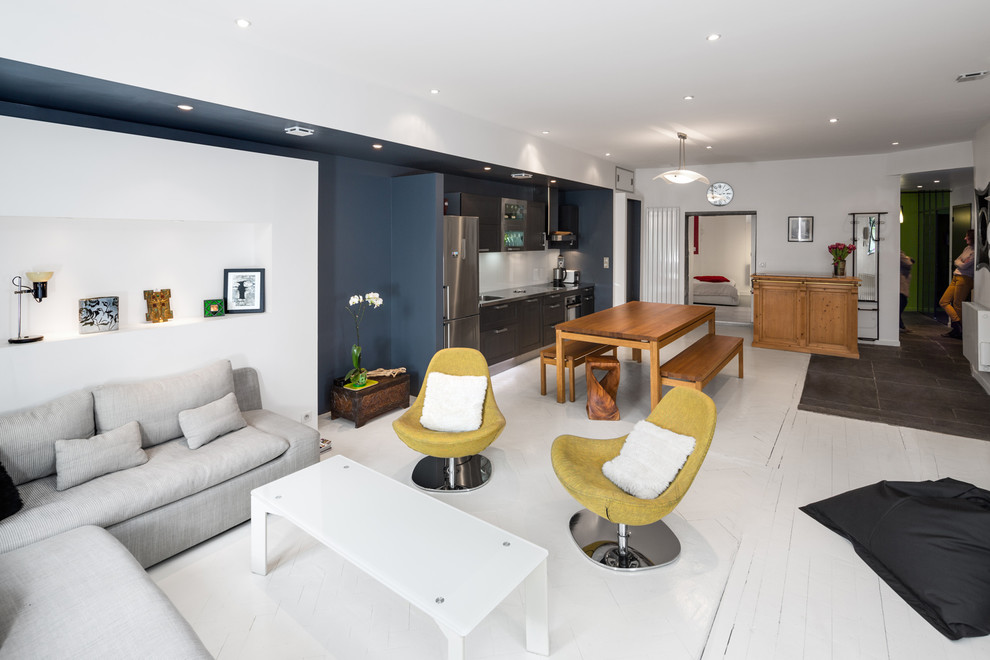 Стильный дизайн: открытая гостиная комната среднего размера в современном стиле с синими стенами и деревянным полом без камина, телевизора - последний тренд