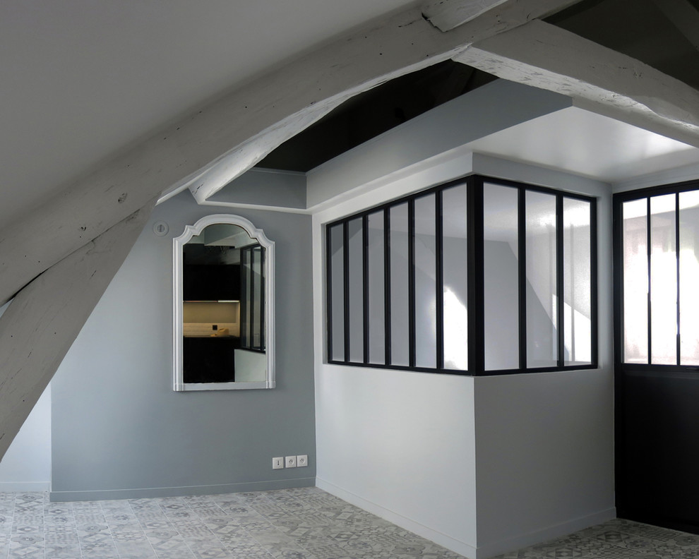 Réalisation d'un salon design de taille moyenne et ouvert avec un mur gris, un sol en carrelage de céramique et un sol gris.