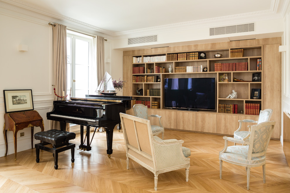 Esempio di un grande soggiorno tradizionale aperto con sala della musica, pareti bianche, pavimento in legno massello medio, pavimento marrone e TV autoportante