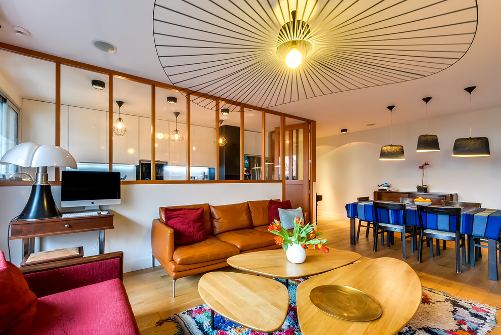 Großes, Fernseherloses, Offenes Modernes Wohnzimmer ohne Kamin mit weißer Wandfarbe und hellem Holzboden in Paris