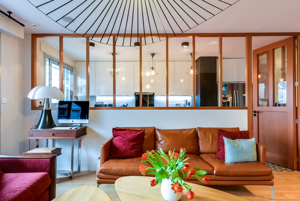 Immagine di un soggiorno design con pareti bianche e pavimento in legno massello medio