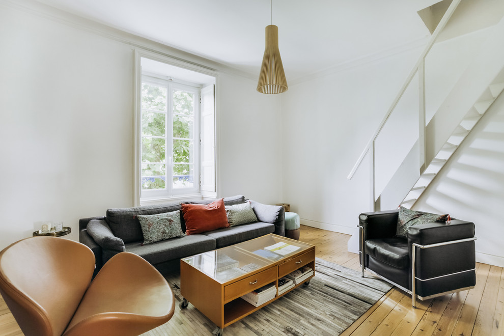 Свежая идея для дизайна: открытая гостиная комната в скандинавском стиле с белыми стенами и светлым паркетным полом - отличное фото интерьера