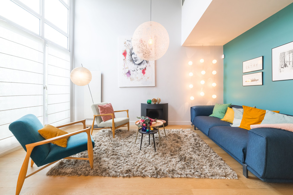 Idee per un grande soggiorno design aperto con sala formale, pareti blu, pavimento in legno massello medio, nessuna TV e pavimento marrone