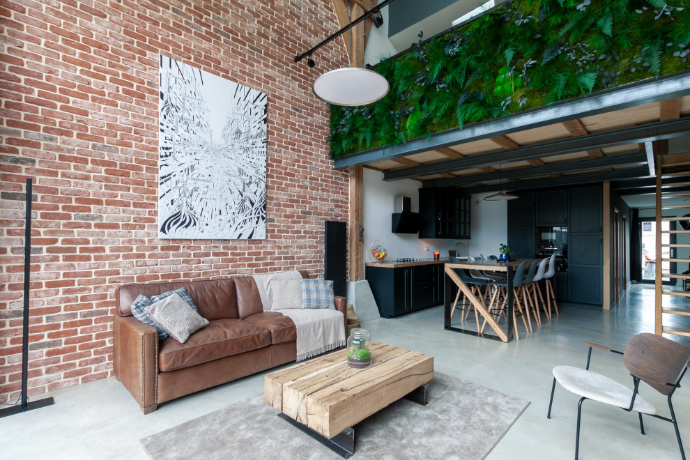 This is an example of a large urban open plan living room in Reims with red walls and grey floors.