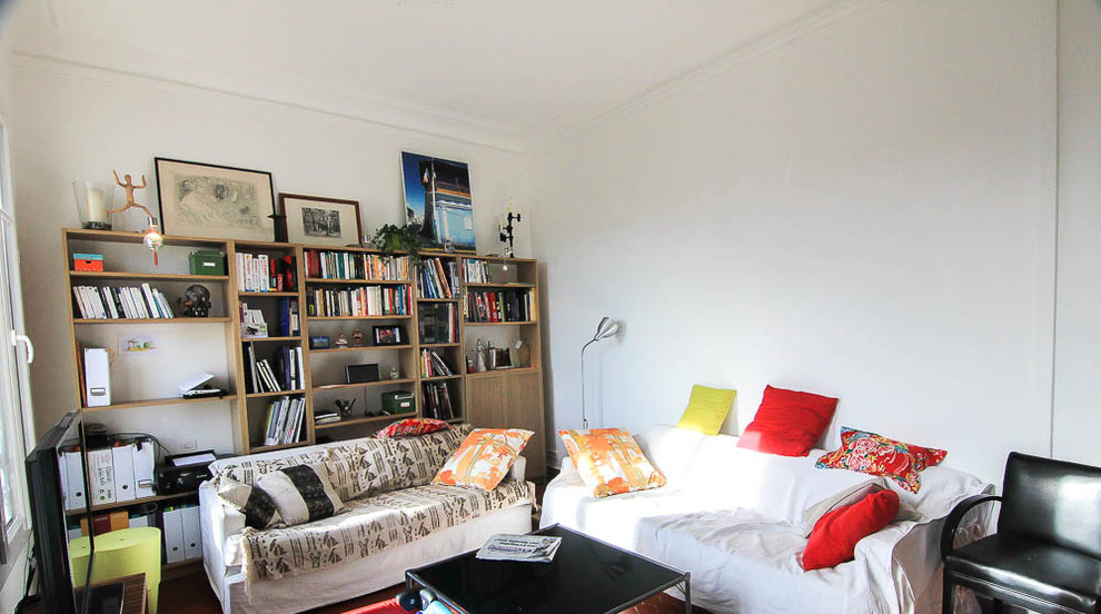 Idee per un soggiorno design di medie dimensioni e aperto con libreria, pareti bianche, pavimento in terracotta e TV a parete