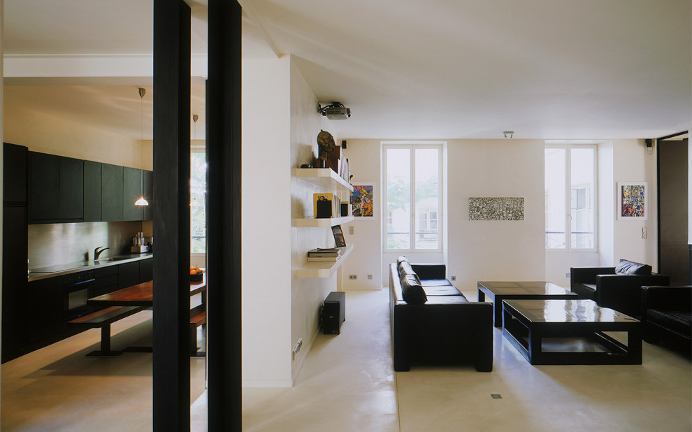 Ispirazione per un soggiorno contemporaneo aperto con pareti bianche, pavimento in cemento e pavimento bianco