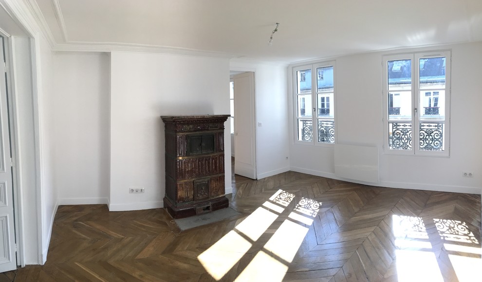 Foto på ett mellanstort vintage separat vardagsrum, med vita väggar, ljust trägolv, beiget golv, en öppen vedspis och en spiselkrans i trä