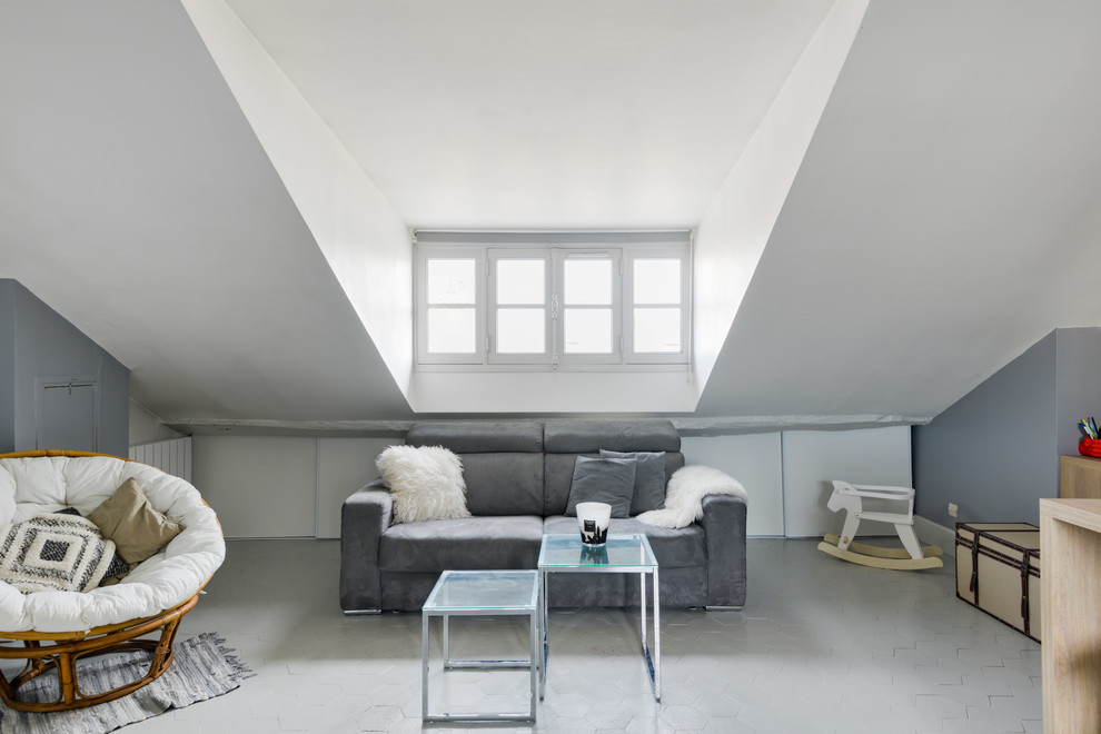 Esempio di un soggiorno scandinavo di medie dimensioni e aperto con pareti bianche, pavimento in terracotta, nessun camino, TV a parete e pavimento grigio