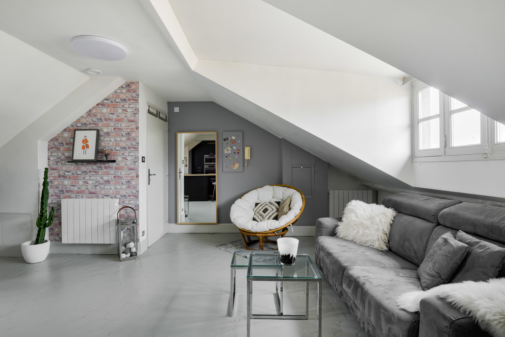 На фото: открытая гостиная комната среднего размера:: освещение в скандинавском стиле с белыми стенами, полом из терракотовой плитки, серым полом и телевизором на стене без камина