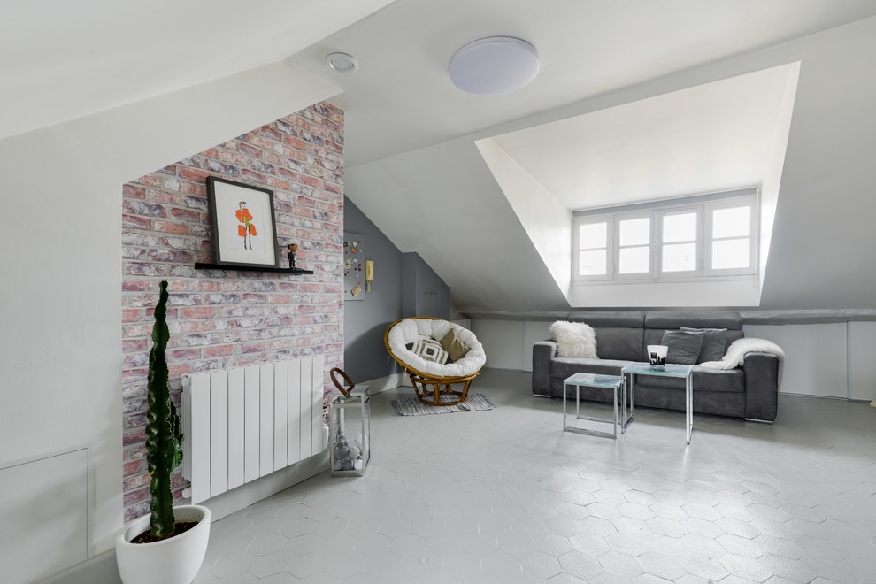 Источник вдохновения для домашнего уюта: открытая гостиная комната среднего размера в скандинавском стиле с белыми стенами, полом из терракотовой плитки, телевизором на стене и серым полом без камина
