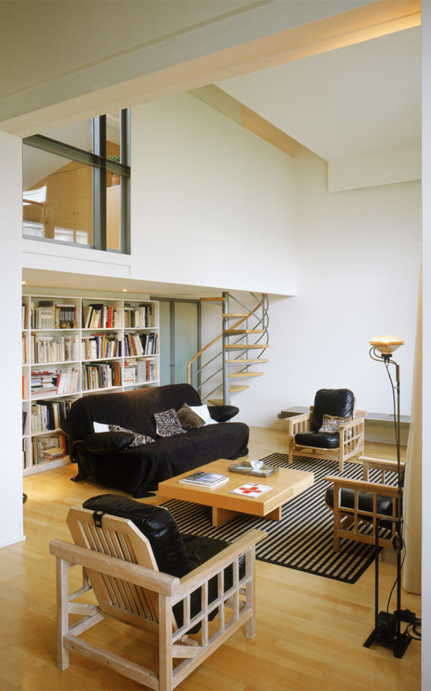 Idee per un soggiorno design aperto con pareti bianche e parquet chiaro