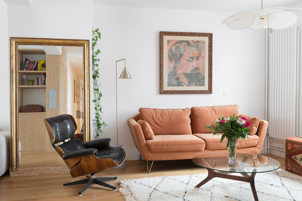 Cette image montre un salon design de taille moyenne avec un mur blanc, parquet clair et un sol beige.