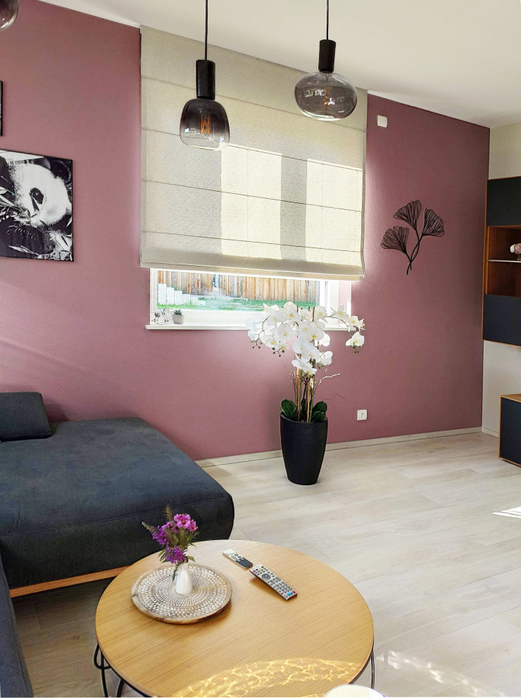 Foto di un soggiorno minimalista di medie dimensioni e aperto con pareti viola, parquet chiaro, camino classico, cornice del camino in intonaco, TV autoportante e pavimento beige