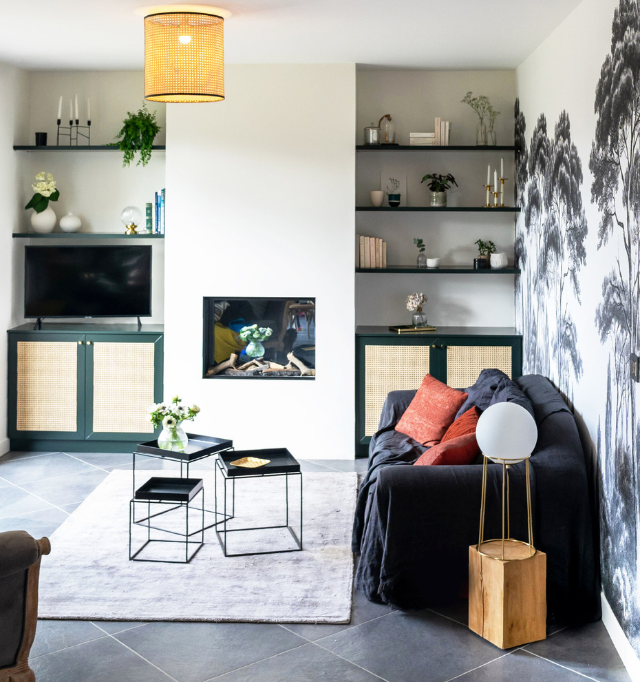 Esempio di un soggiorno minimal di medie dimensioni e aperto con pareti bianche, TV autoportante e pavimento grigio
