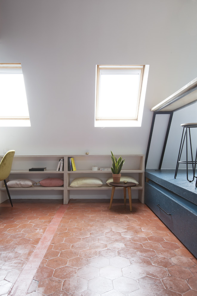 Esempio di un soggiorno design di medie dimensioni e aperto con angolo bar, pareti bianche, pavimento in terracotta e pavimento marrone