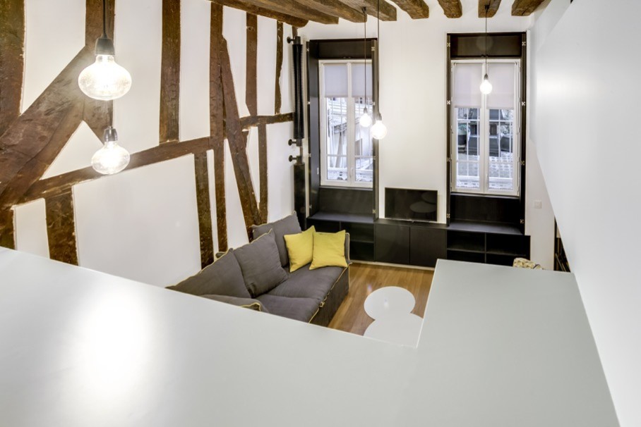 Exemple d'un petit salon tendance ouvert avec un mur blanc et parquet clair.